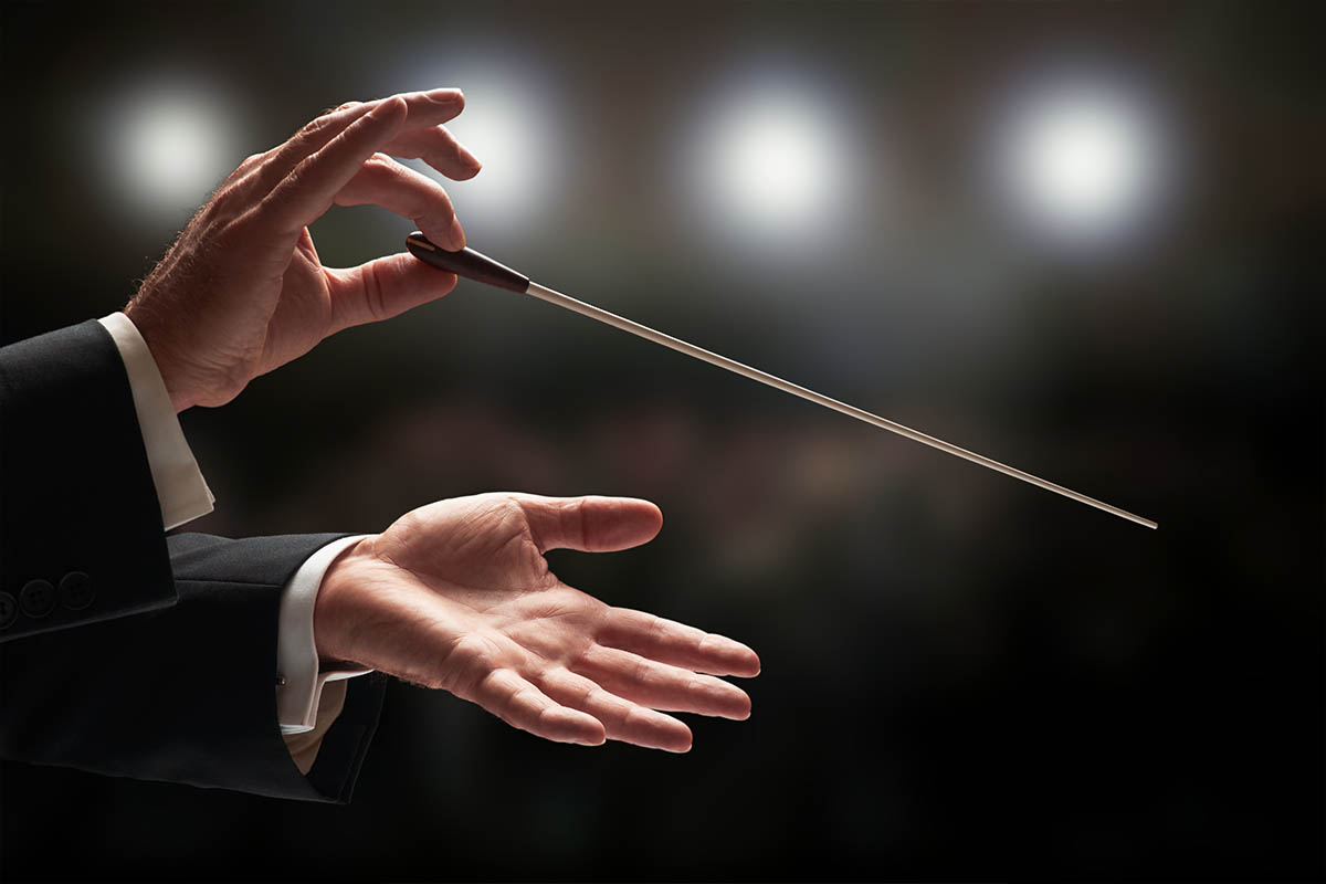 SH_direttore_orchestra_mani_bacchetta